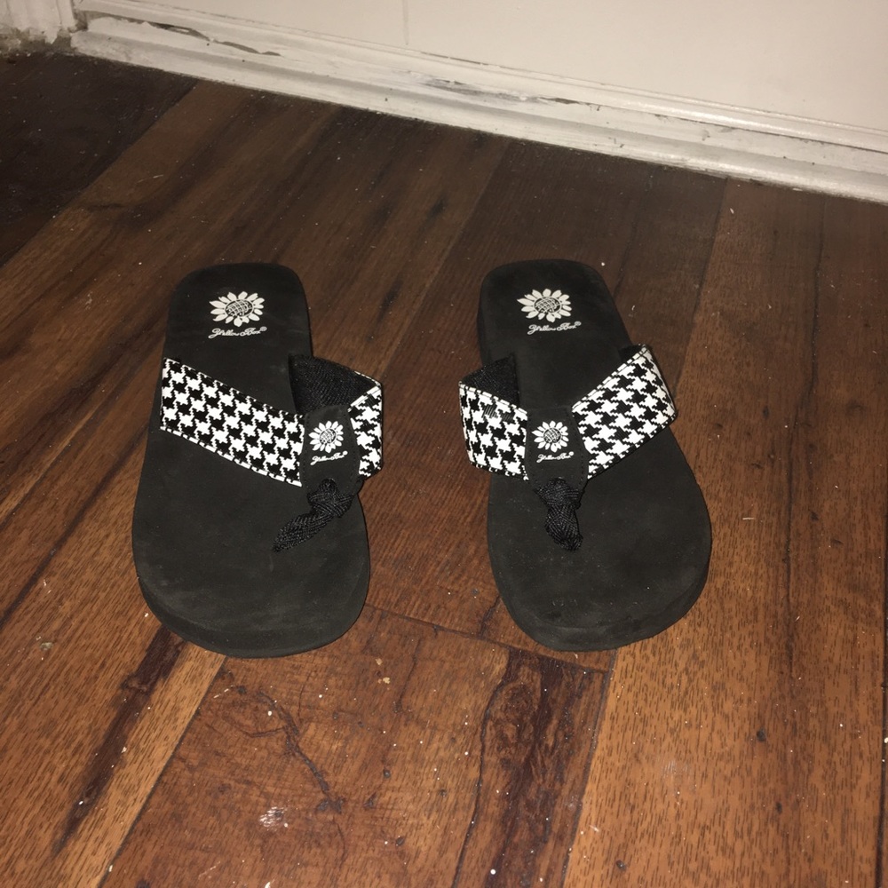 Yellow box hounds tooth sandals size 7